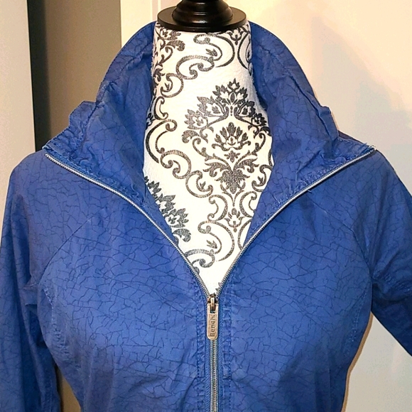 Bench Jacket w/ Zipper/Hood Feature! - Picture 6 of 9